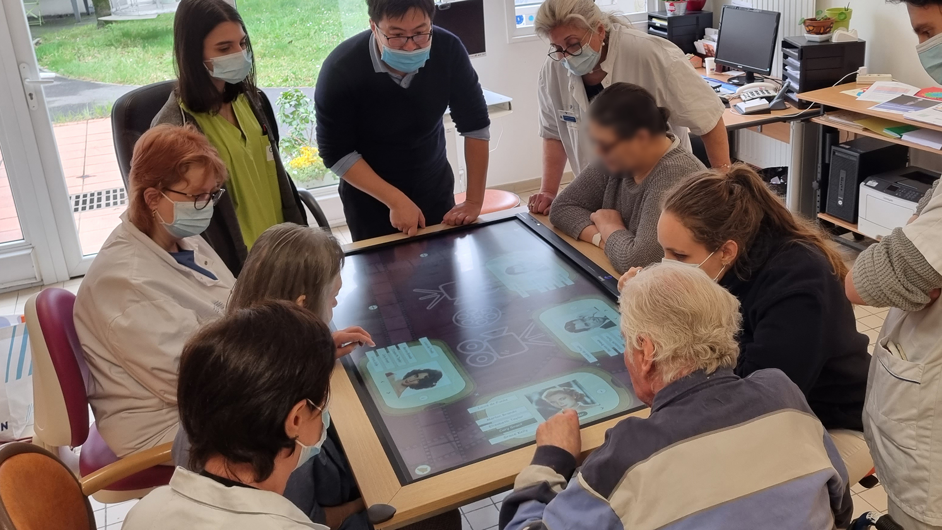 Des résidents de l'USLD de l'hôpital Charles-Foix (94) testent la table.