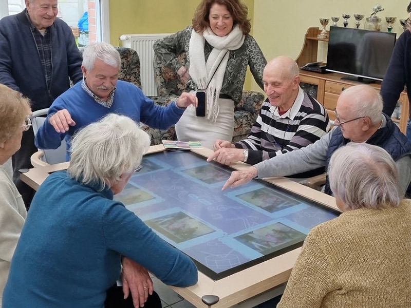 les accueillis du centre d'accueil de jour de Caudry testent les jeux de stimulation cognitive