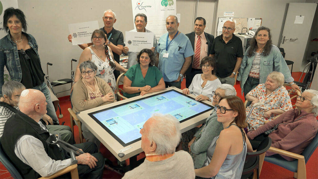 Animation interactive autour de la table Le Village avec les résidents de l'EHPAD du Centre Hospitalier Vallée de la Maurienne.