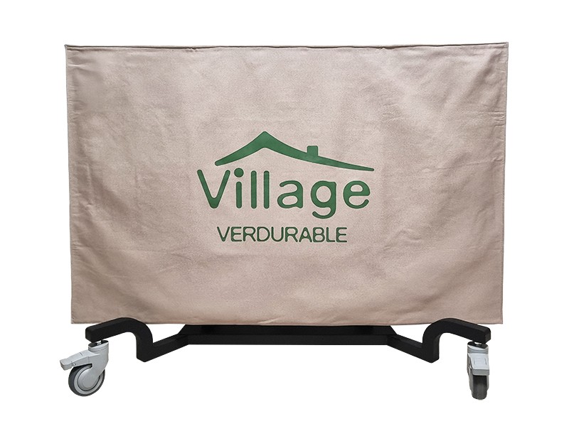 Housse de protection sur mesure pour table interactive de mémoire, en tissu lin beige naturel avec le logo "Village Verdurable" imprimé en vert.