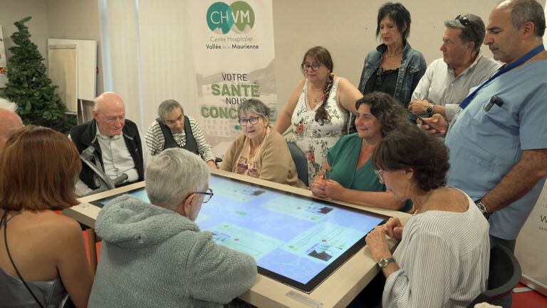 Table interactive Le Village s'intégre dans l'animation de l'EHPAD d'Hôpital Vallée de la Maurienne.
