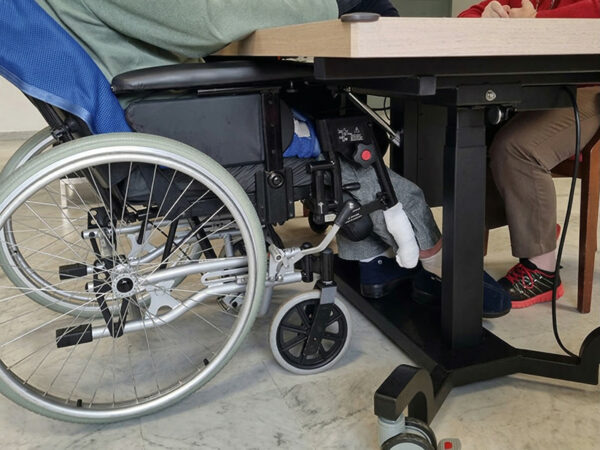 La table est accessible aux personnes en fauteuil roulant.