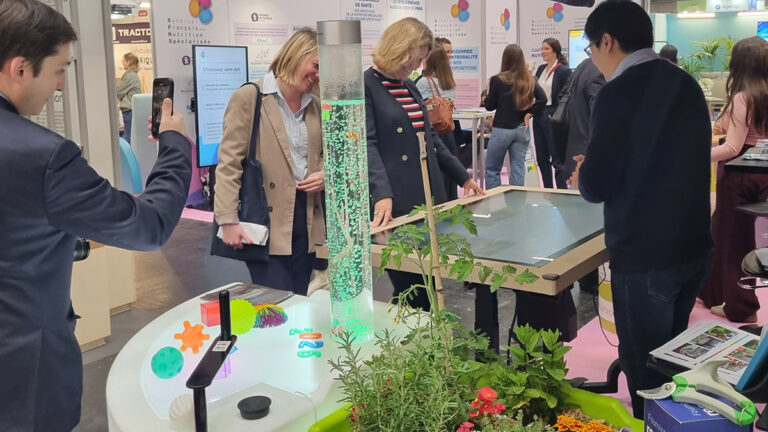 Innovation grand âge : Mme Yaël Braun-Pivet, Présidente de l’Assemblée nationale a testé notre table interactive de mémoire au salon SantExpo 2026